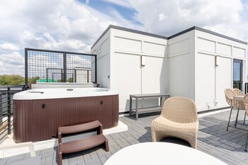 luxe group stay with hot tub rooftop lounge
