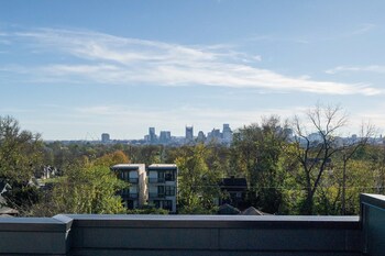 luxe group stay with hot tub rooftop lounge