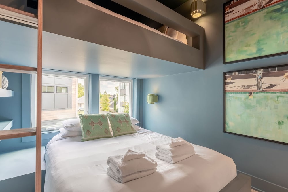 luxe group stay with hot tub rooftop lounge