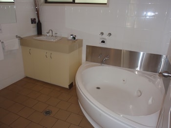 capricorn motor inn