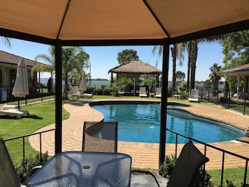 capricorn motor inn
