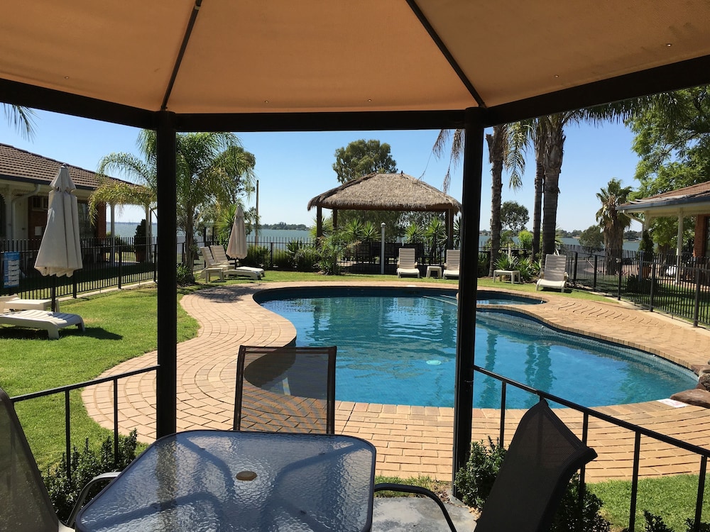 capricorn motor inn