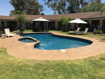 capricorn motor inn