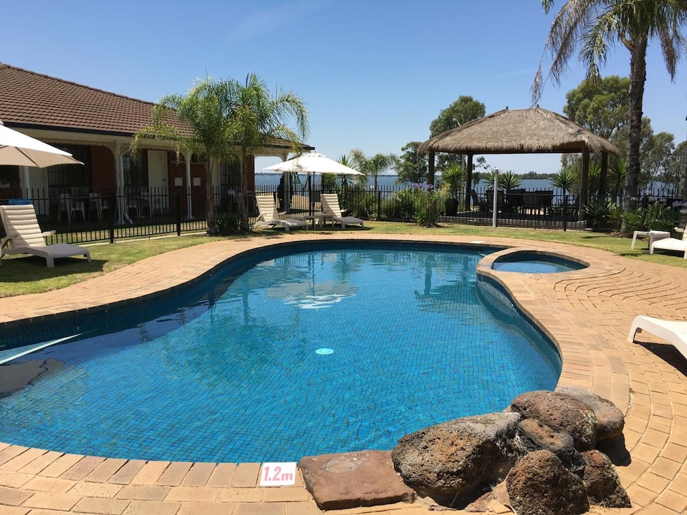 capricorn motor inn