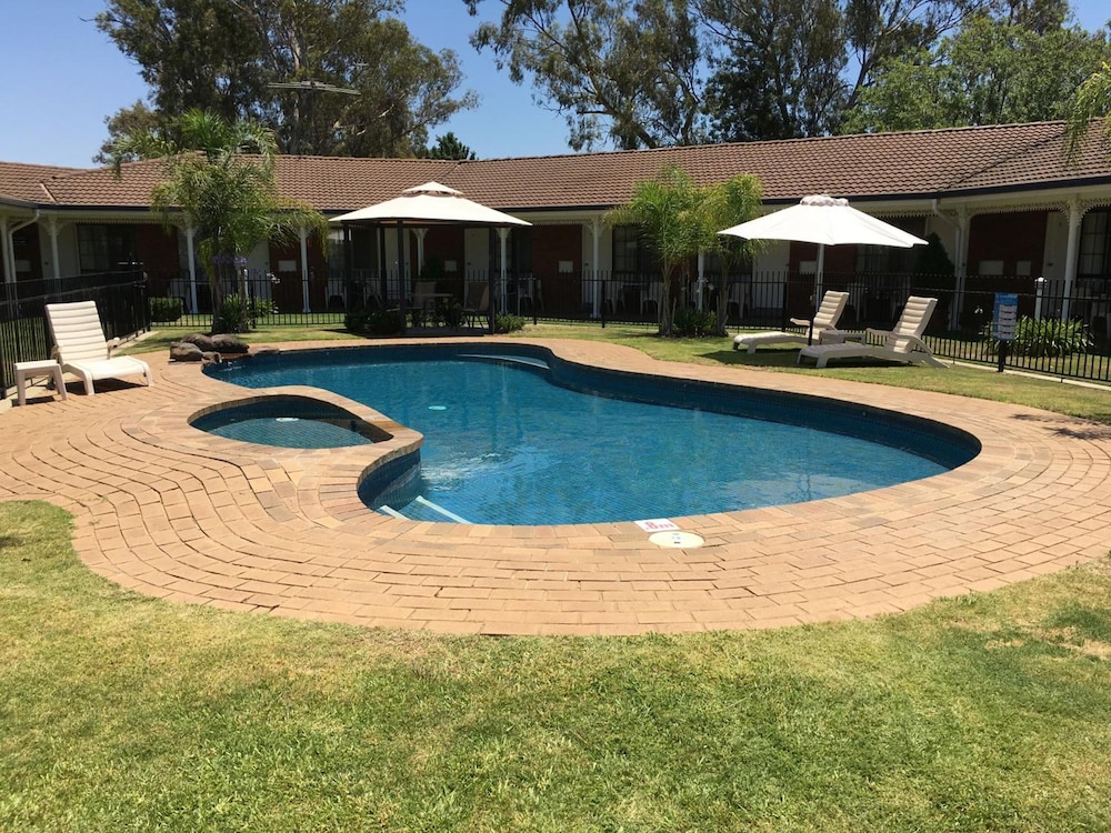 capricorn motor inn