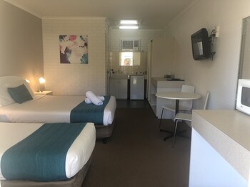 capricorn motor inn