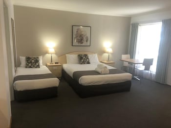 capricorn motor inn