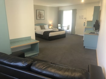 capricorn motor inn