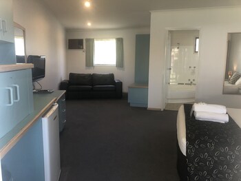 capricorn motor inn