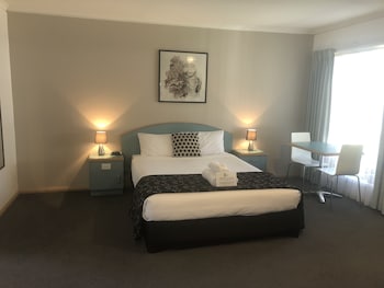 capricorn motor inn