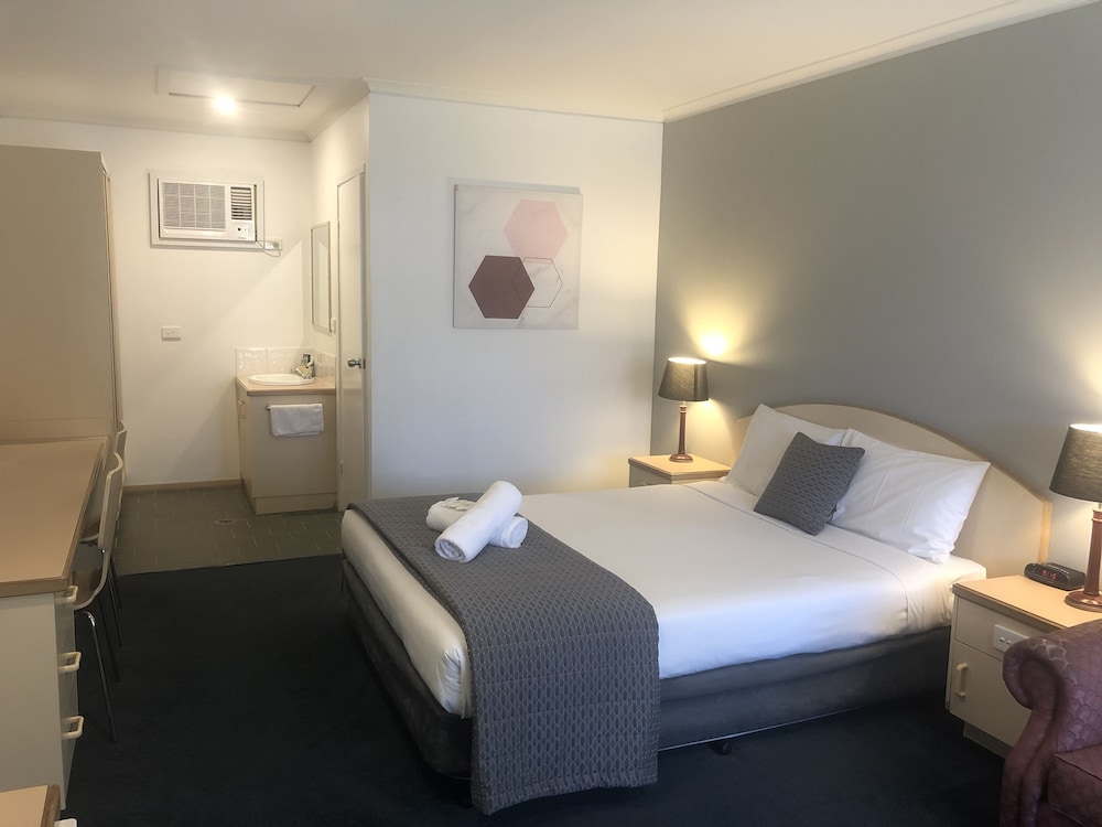 capricorn motor inn