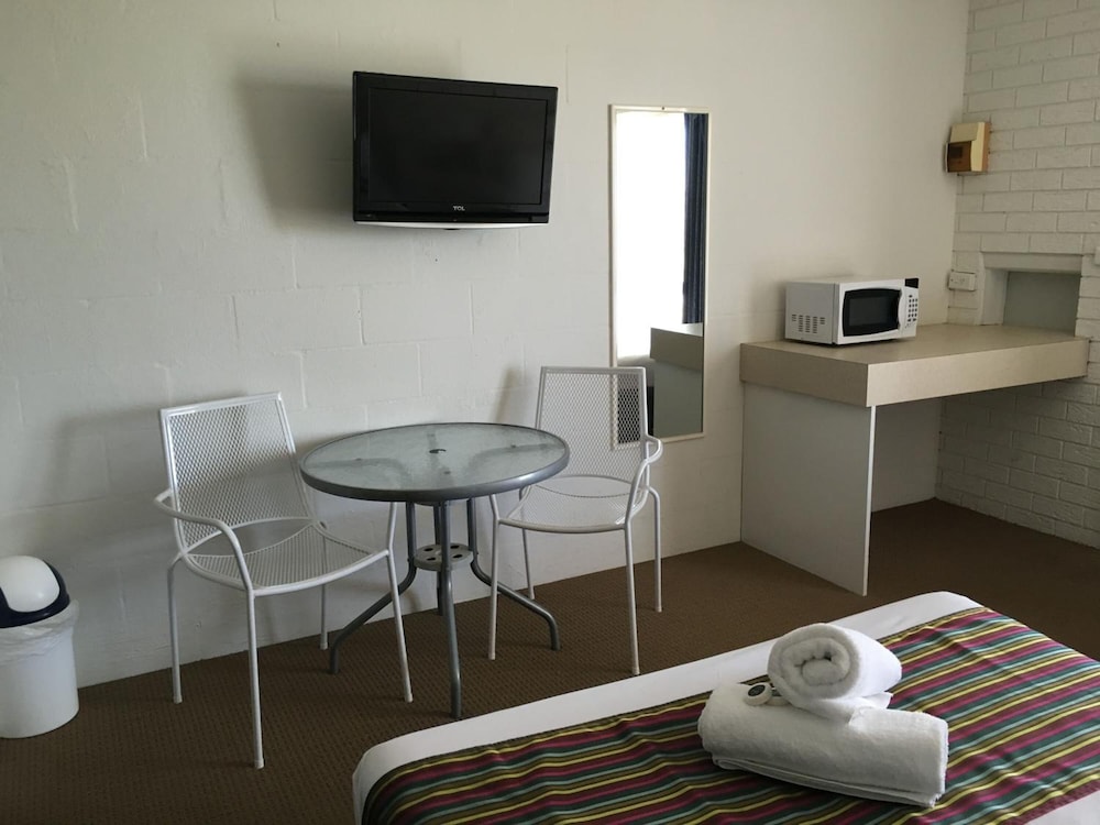capricorn motor inn