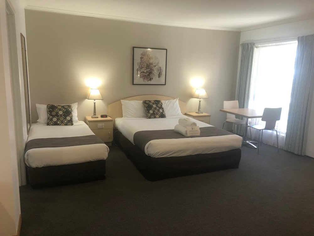 capricorn motor inn