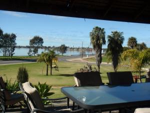 capricorn motor inn