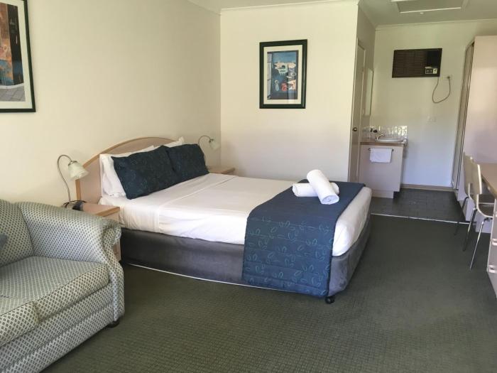 capricorn motor inn