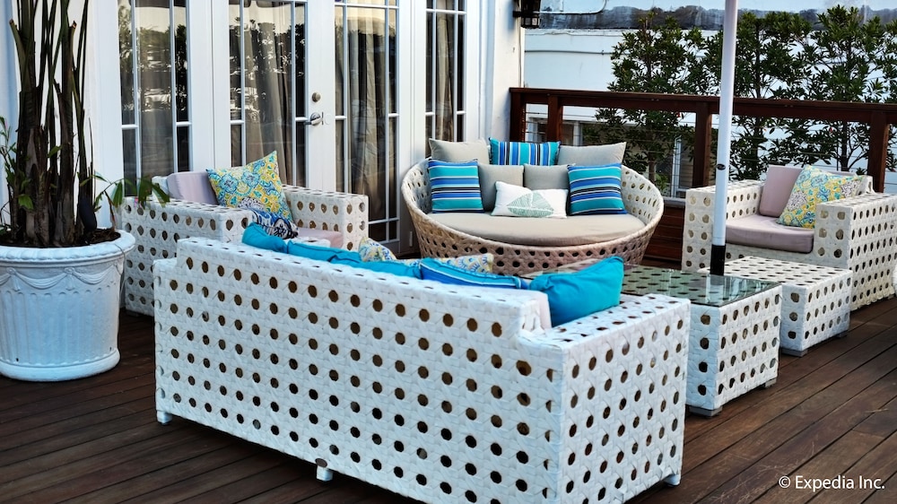 marseilles beachfront hotel