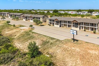 eagles den suites big spring a travelodge by wyndham