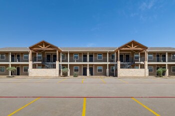 eagles den suites big spring a travelodge by wyndham