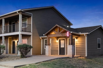 eagles den suites big spring a travelodge by wyndham