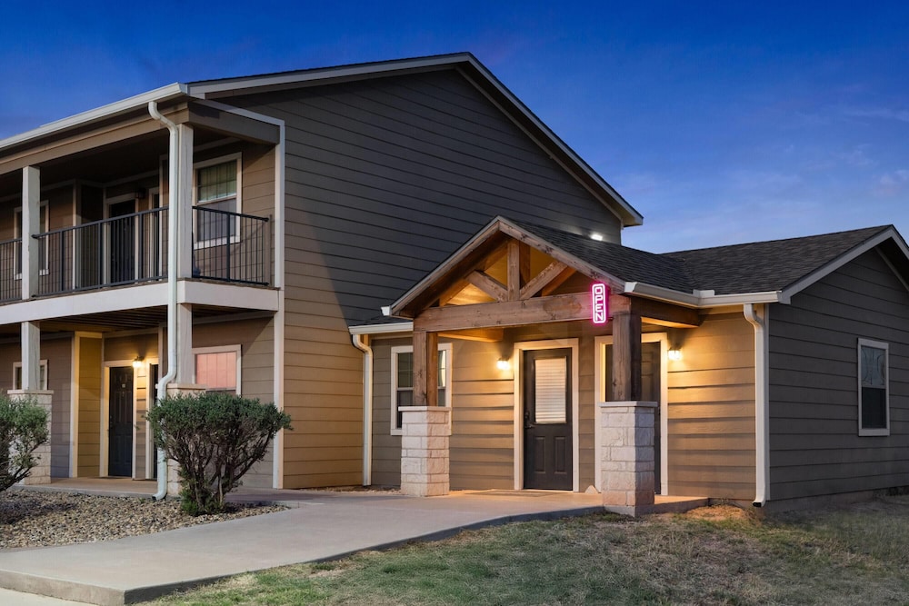 eagles den suites big spring a travelodge by wyndham