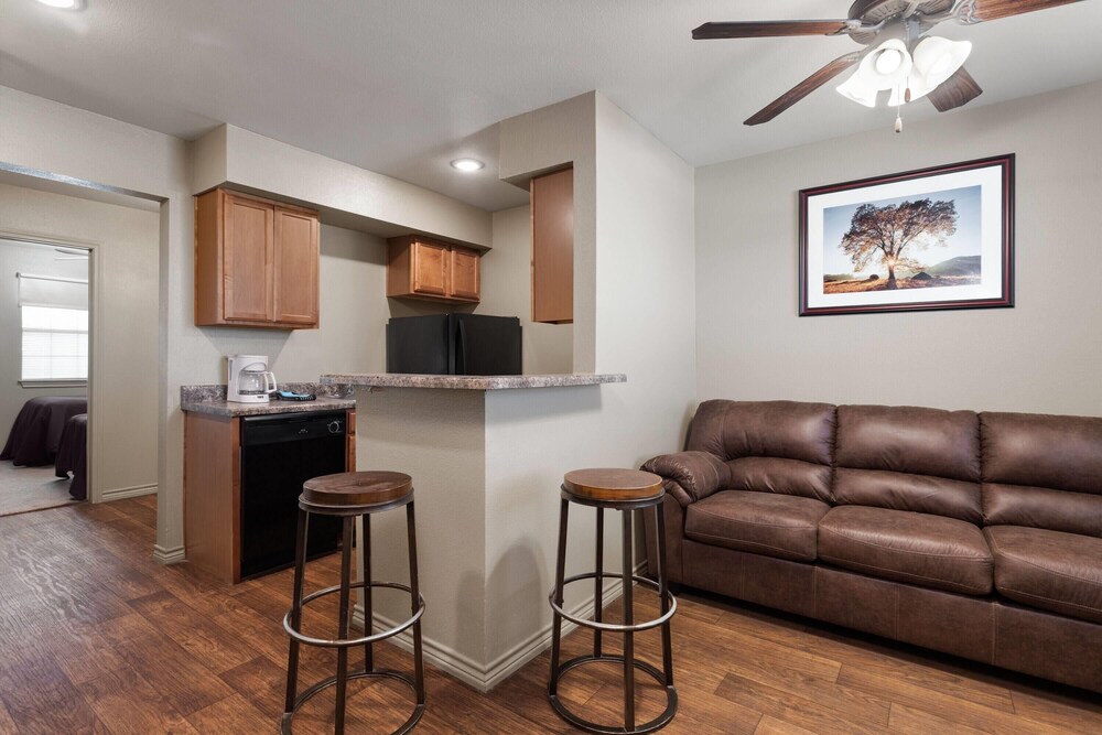 eagles den suites big spring a travelodge by wyndham