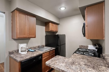 eagles den suites big spring a travelodge by wyndham