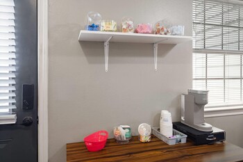 eagles den suites big spring a travelodge by wyndham