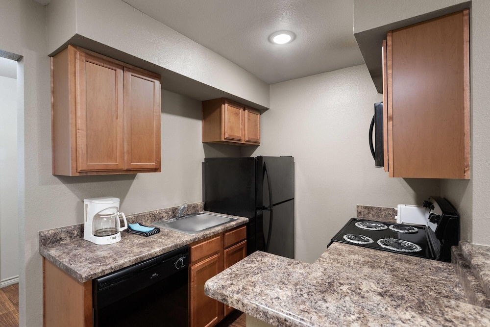 eagles den suites big spring a travelodge by wyndham