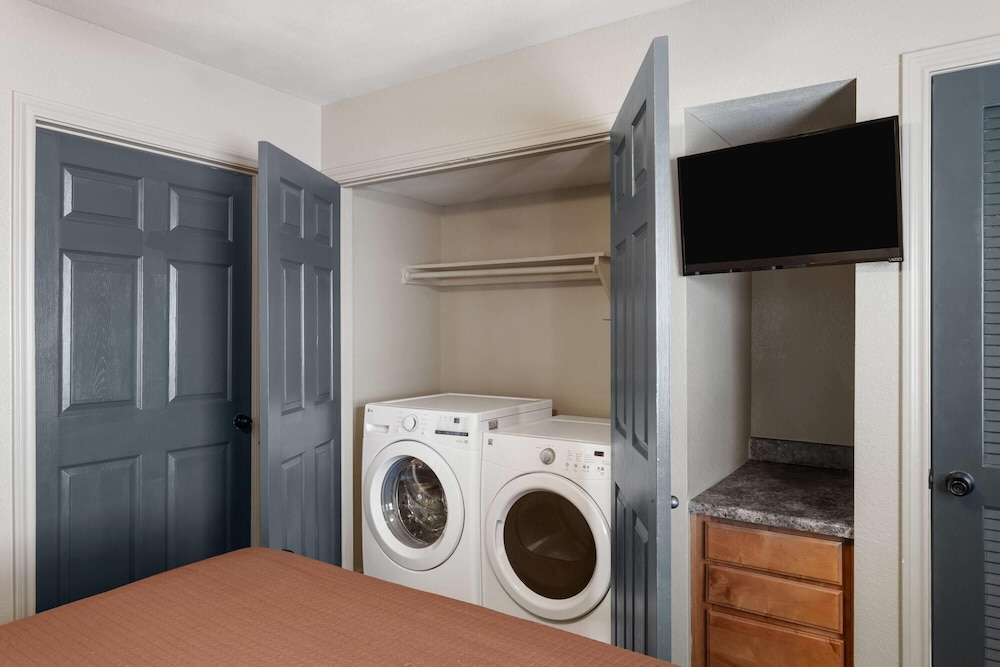 eagles den suites big spring a travelodge by wyndham