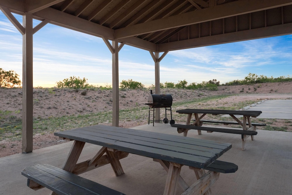 eagles den suites big spring a travelodge by wyndham