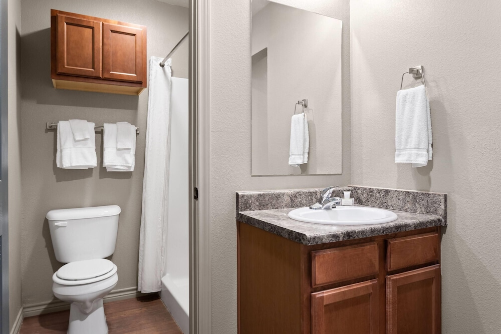 eagles den suites big spring a travelodge by wyndham