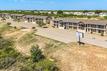 eagles den suites big spring a travelodge by wyndham