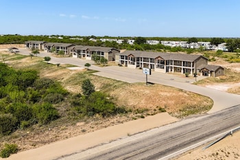 eagles den suites big spring a travelodge by wyndham