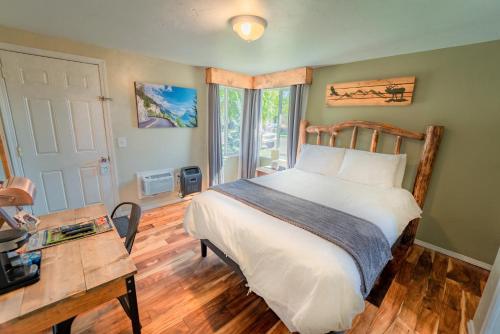 Evergreen Motel,,2 star