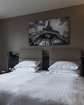ac porte maillot hotel