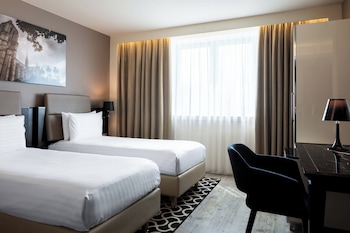 ac porte maillot hotel