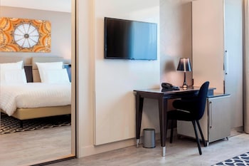 ac porte maillot hotel