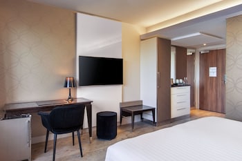 ac porte maillot hotel