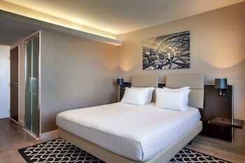 ac porte maillot hotel