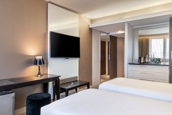 ac porte maillot hotel