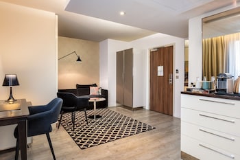 ac porte maillot hotel