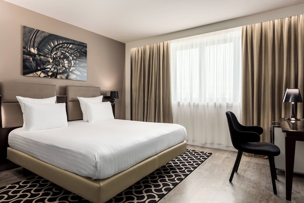 ac porte maillot hotel