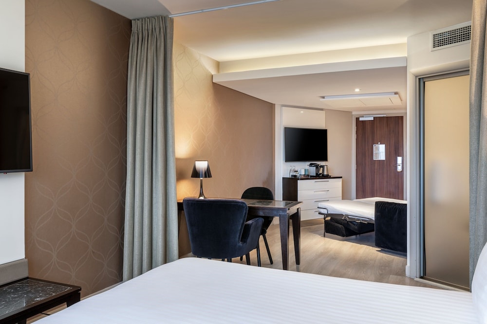 ac porte maillot hotel