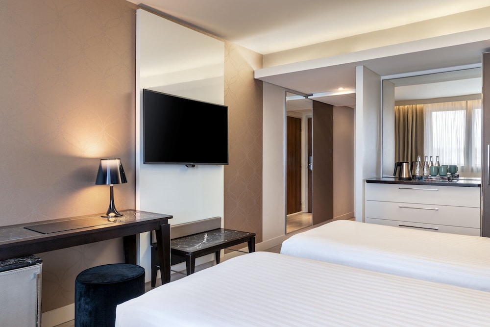 ac porte maillot hotel