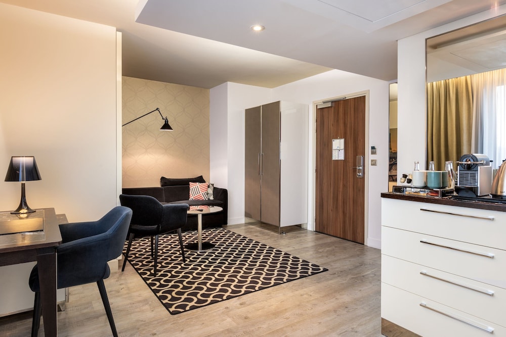 ac porte maillot hotel