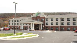 holiday inn express and suites la vale cumberland