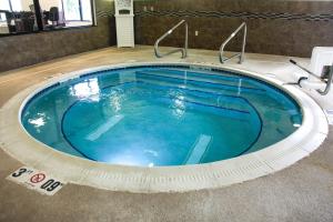 holiday inn express and suites la vale cumberland