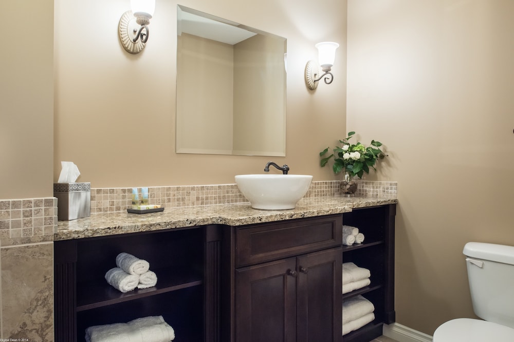 The Castle At Swan Lake,Kelowna>>Carrs Landing,4 star