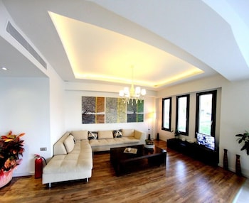 aura boutique hotel