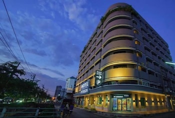 hi season hotel